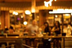 image floue au restaurant la nuit, beaucoup de gens dans le restaurant mangent et font la fête heureux de se détendre photo