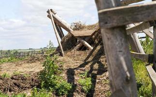 vieille clôture et mangeoires en bois photo