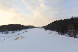 rivière couverte de neige au coucher du soleil photo