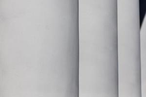 les colonnes du bâtiment peintes en peinture blanche photo