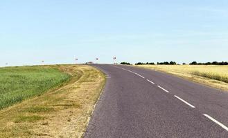 route goudronnée étroite photo