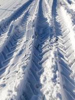 traces de la voiture sur la neige photo