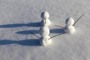 bonhommes de neige faits de neige en hiver photo