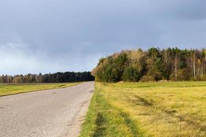 une route tranquille en automne photo
