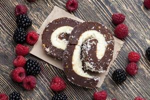 gâteau au chocolat avec garniture crémeuse à la noix de coco photo