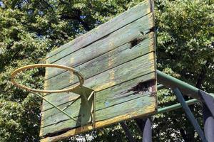 un vieil anneau de basket dans la cour photo