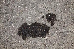 taches d'huile de voiture sur une route goudronnée photo