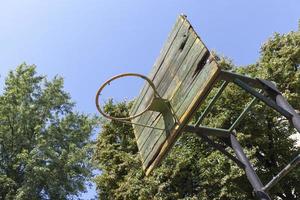 un vieil anneau de basket dans la cour photo