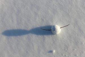 un petit bonhomme de neige en hiver, gros plan photo