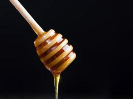 trempé dans du miel spécialement fabriqué à partir de bois cuillère grossière maison photo