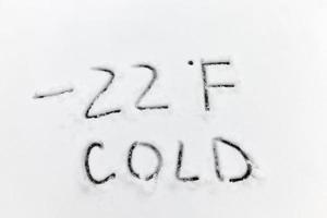 dessinés sur la neige, symboles de température indiquant un temps très froid négatif photo