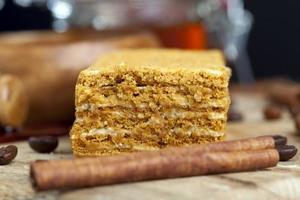 gâteau au miel avec du miel et des épices photo