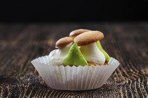 un gâteau en forme de plusieurs champignons, un gâteau sucré photo