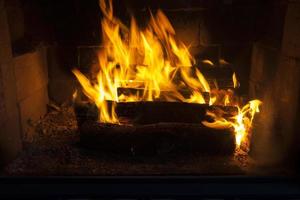 brûler des bûches dans le feu d'un barbecue ou d'un poêle ou d'une cheminée photo