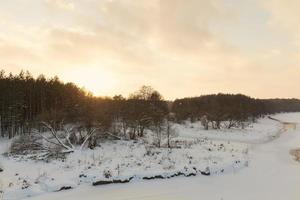 rivière couverte de neige au coucher du soleil photo