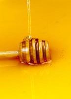 trempé dans du miel spécialement fabriqué à partir de bois cuillère grossière maison photo