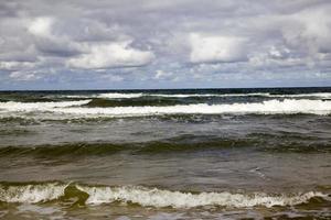 côte de la mer avec beaucoup de vagues par temps venteux photo