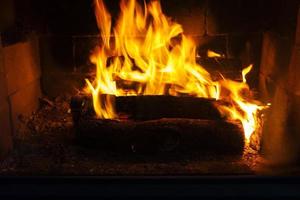 brûler des bûches dans le feu d'un barbecue ou d'un poêle ou d'une cheminée photo