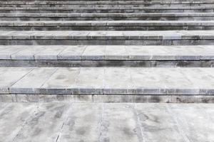 vieil escalier en pierre pour la commodité de la circulation piétonne photo