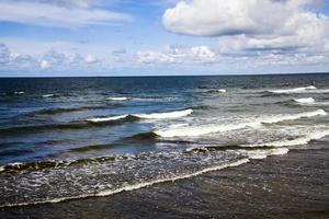 côte de la mer avec beaucoup de vagues par temps venteux photo