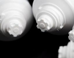 tube en plastique blanc fermé avec de la pâte ou d'autres produits cosmétiques photo
