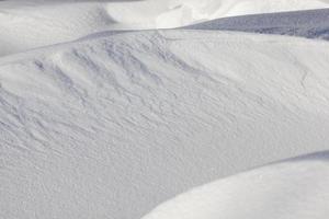 dérives ondulées avec de la neige photo