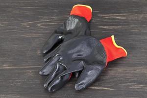 gants de protection noirs et rouges photo