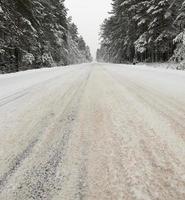 une route enneigée sale et cassée photo