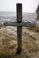 vieille croix catholique en bois photo