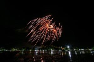 célébration de feux d'artifice dans le fond sombre photo