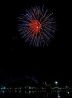 célébration de feux d'artifice dans le fond sombre photo