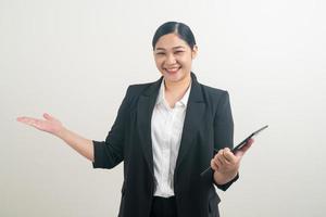 femme asiatique tenant et utilisant une tablette avec un fond blanc photo