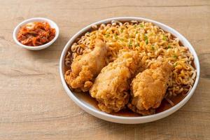 nouilles instantanées coréennes avec poulet frit ou ramyeon de poulet frit photo