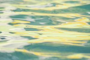 clapotis de l'eau dans la piscine photo