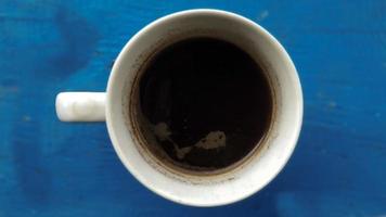 une fidèle tasse de café noir accompagne l'après-midi, peut aider à éliminer la somnolence. photo