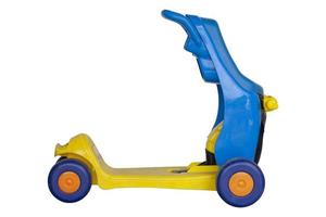 scooter en plastique pour enfants isolé sur fond blanc inclus un tracé de détourage. photo