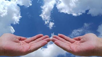 belle ouverture à deux mains. fond de ciel et de nuages avec un tracé de détourage. photo