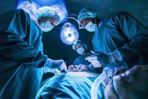 une équipe de médecins chirurgiens effectue une opération de chirurgie cardiaque pour un patient d'un donneur d'organes afin de sauver plus de vie dans la salle d'opération d'urgence photo