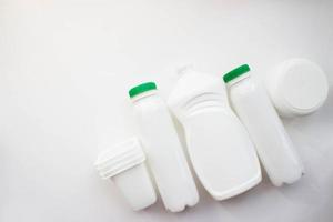 bouteilles en plastique blanc sur fond blanc avec place pour votre conception. vue de dessus photo
