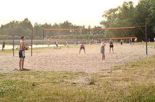 st.petersburg, week-end de volley-ball russ-sport à la plage dans la chaude journée d'été. photo