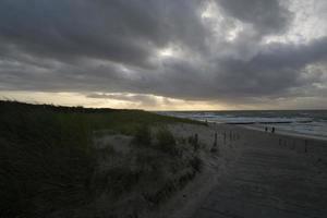vue sur les dunes de la mer baltique au coucher du soleil photo