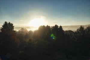 lever du soleil avec brouillard tôt le matin. atmosphère mystique photo