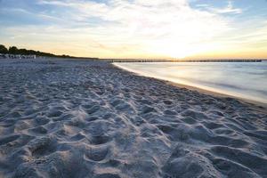 coucher de soleil sur la mer baltique sur la plage photo