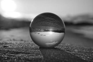 globe en verre sur la plage de la mer baltique à zingst dans lequel le paysage est représenté photo