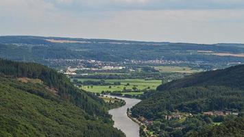 saarschleife vue depuis la tour de promenade en haut des arbres. une tour de guet en Sarre. photo