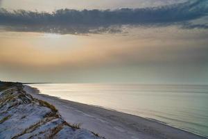 haute dune sur le darss. point de vue dans le parc national. plage, mer baltique, ciel et mer. photo