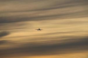 avion dans le ciel du soir à l'horizon lumineux. photo