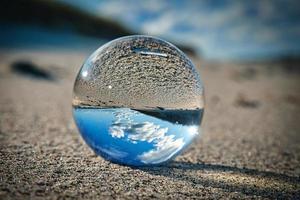 sphère de verre sur la plage de la mer baltique. photo