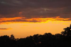 soleil couchant à la périphérie de berlin. le ciel semble brûler photo