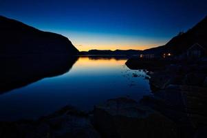 vacances de pêche à selje en norvège. l'heure bleue sur le fjord. photo